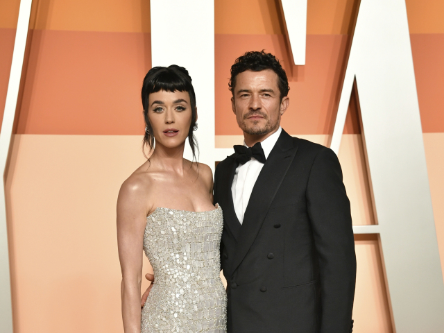 Speváčka Katy Perry v kreácii Miss Sohee a jej partner Orlando Bloom.