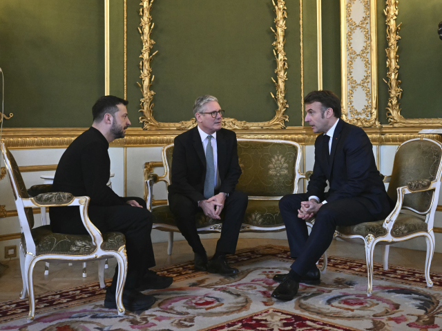 Volodymyr Zelenskyj, Keir Starmer a Emmanuel Macron