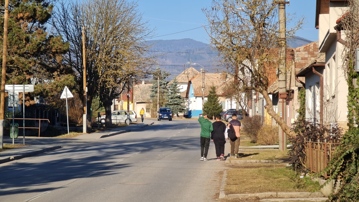 Ulica v Ocovej v pozadi s Polanou