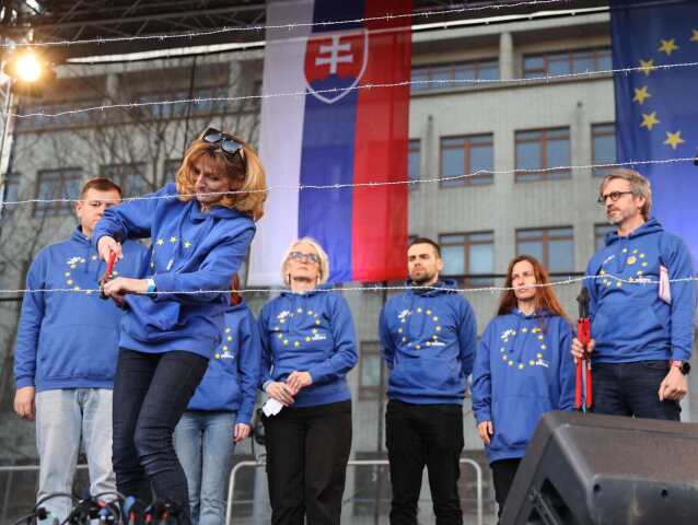 protesty, demonštrácie, oplotený plot, Slovensko je Európa