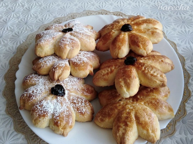 Všetko naj k MDŽ: Kysnuté, linecké, lístkové, bábovka aj palacinky. 12x sladké kvety na zjedenie
