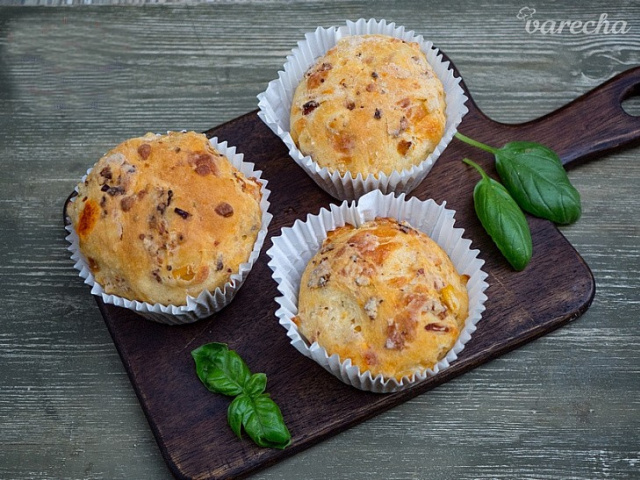 Len tak do ruky: Syrové, bryndzové, pizzové aj s mletým mäsom. 12x slané muffiny