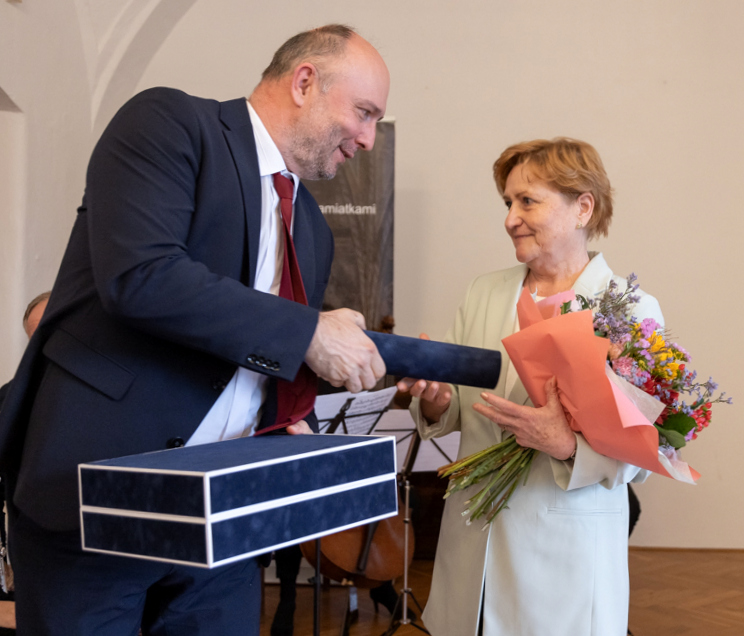 Eva Semanová preberá ocenenie za dlhoročné úsilie.