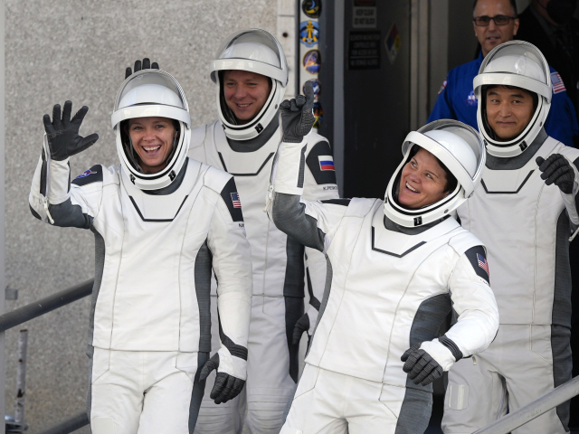 Crew-10, ISS, vesmír