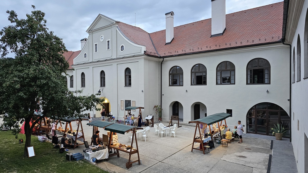 Zrekonstruovane barokove kridlo kastiela v Modrom Kameni