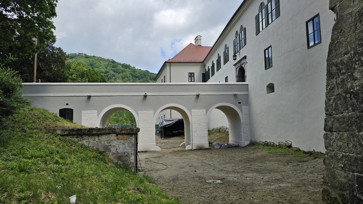 Zrekonstruovany barokovy most kastiela v Modrom Kameni