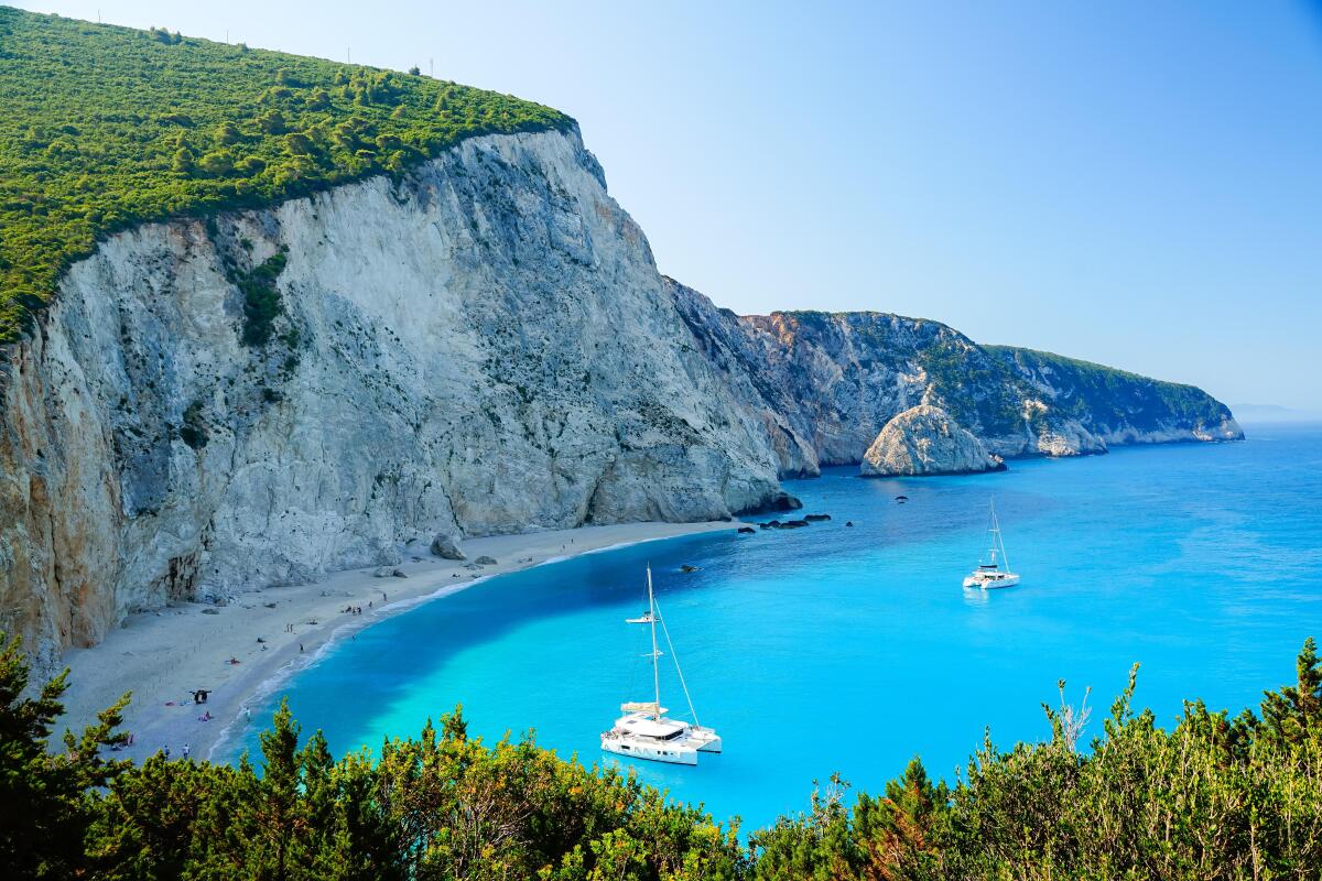 Lefkada, Grécko, pláž, more, dovolenka, cestovanie, leto, lode, jachty