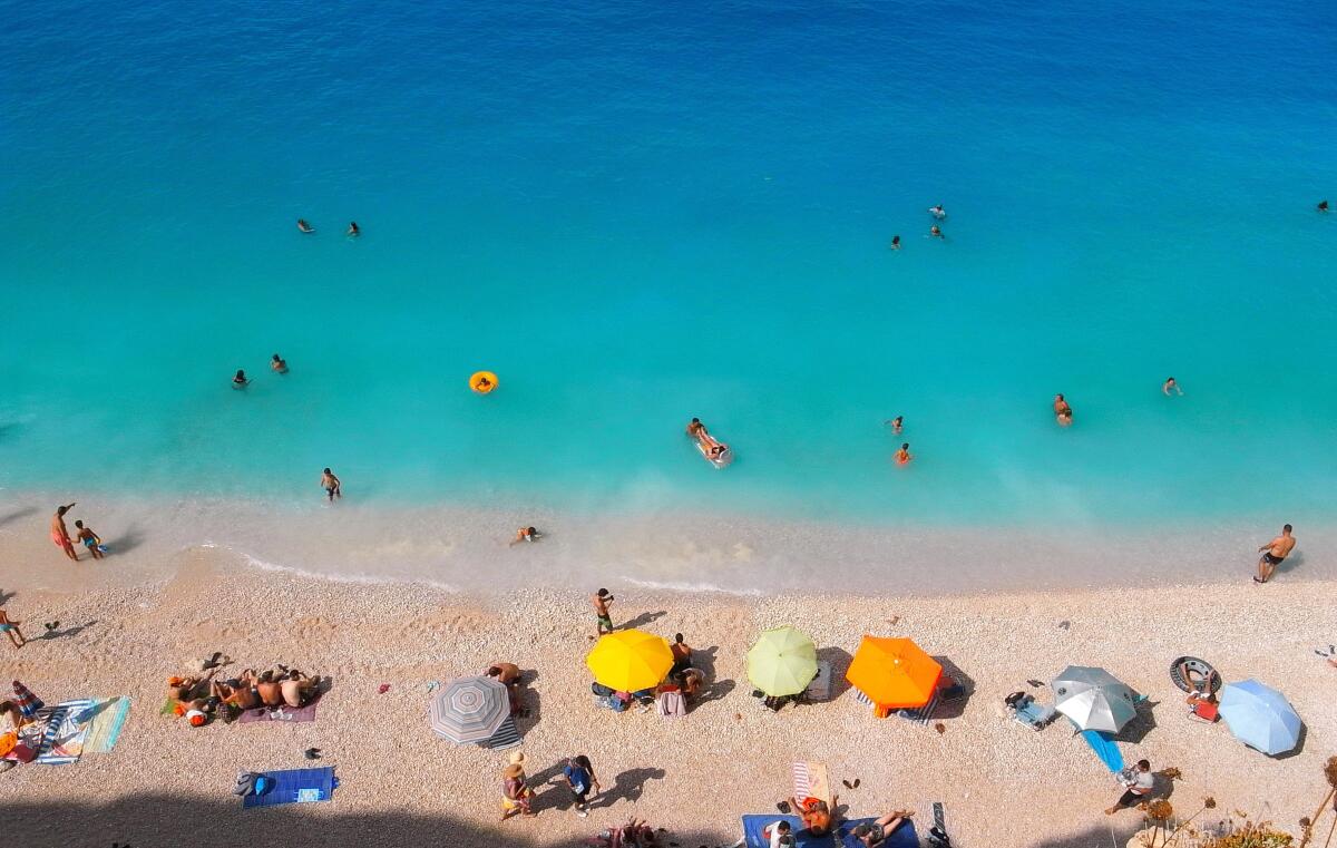 Lefkada, Grécko, pláž, more, slnečníky, dovolenka, cestovanie, leto