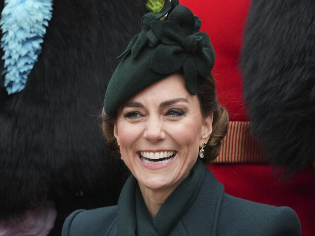 Britská princezná Kate sa stretla s členmi Írskej gardy. A bola v dobrej nálade.