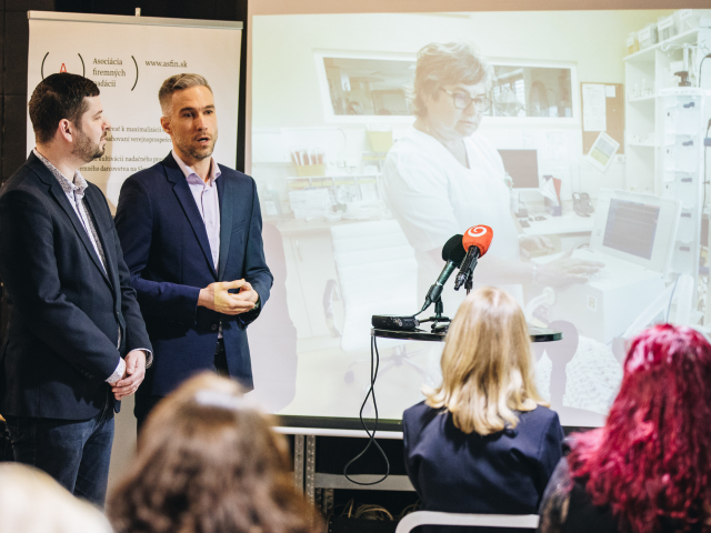 Tomas Bezak  spravca Nadacie Lidl a Martin Kovac  Nadacia Volkswagen