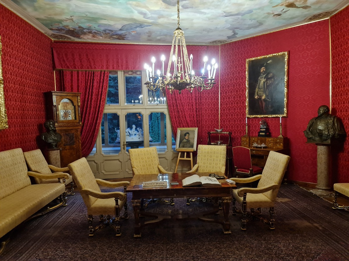 Cerveny salon kastiela Betliar