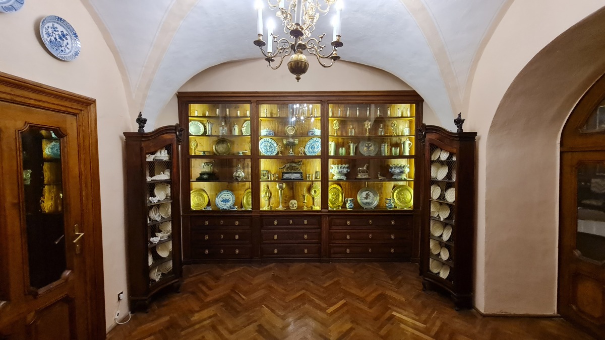 Porcelan a dalsie exponaty v muzeu Betliar