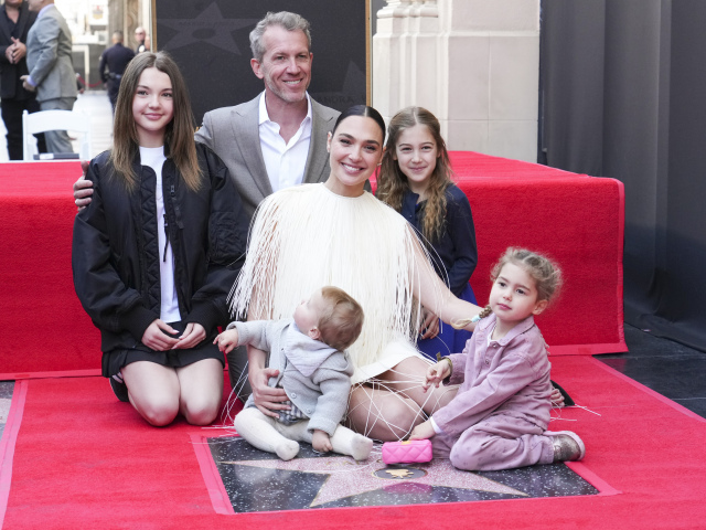Gal Gadot so svojím manželom Jaronom Varsanom a deťmi