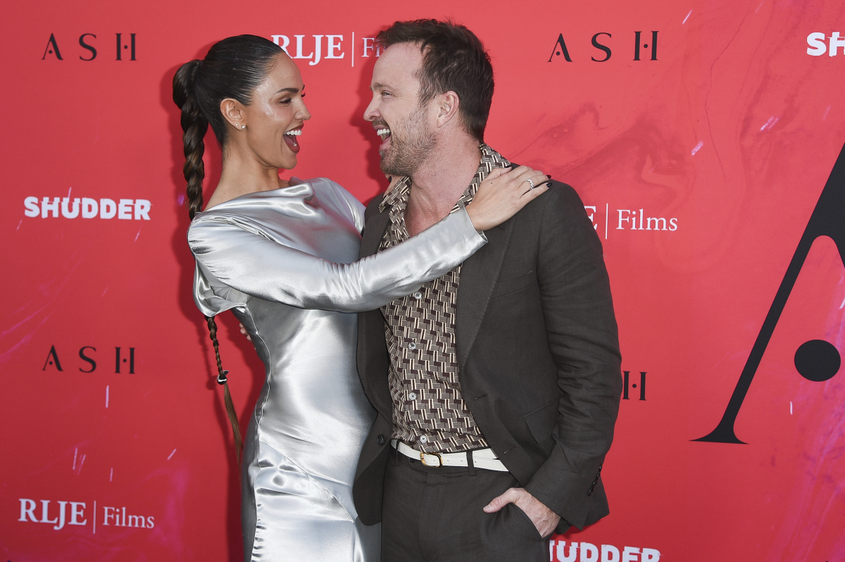 Herci Eiza Gonzalez a Aaron Paul spoločne uviedli novinku Ash.