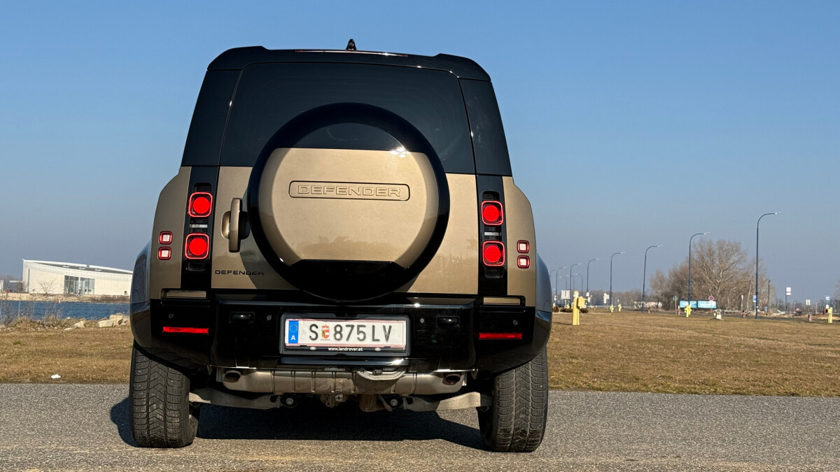 Land Rover Defender 110 P400 X-Dynamic HSE (2025)