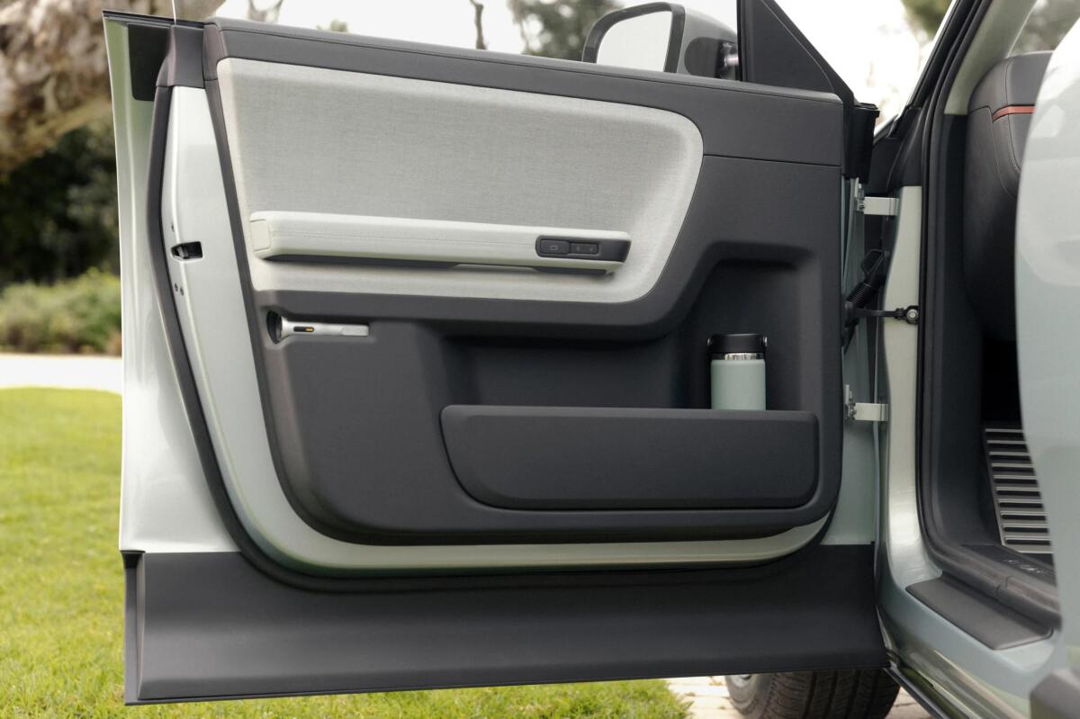 Retro modely Rivian R3 a R3X