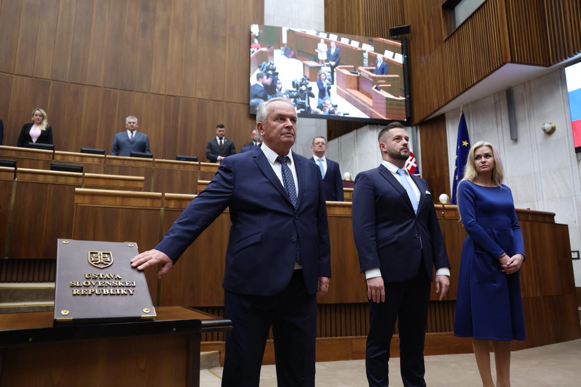 Za Rudolfa Huliaka nastúpil do NR SR Miroslav Radačovský.