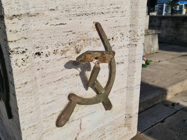 Poskodeny komunisticky symbol na pamaetniku v Kosiciach