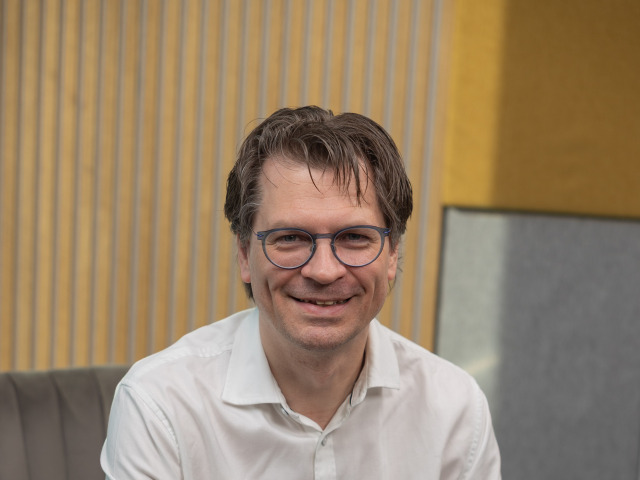 Dirigent Martin Majkút na návšteve redakcie Pravdy. 