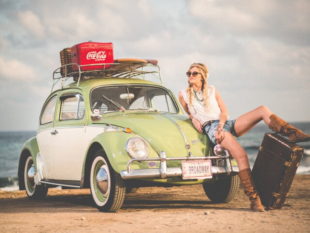 auto, žena, dovolenka, cestovanie, kufor, batožina, pláž, more, doprava, VW, šoférovanie