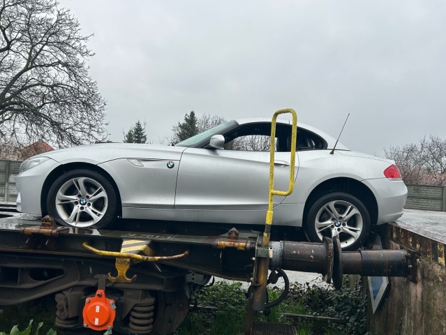 luxusné BMW zaparkované na vozni