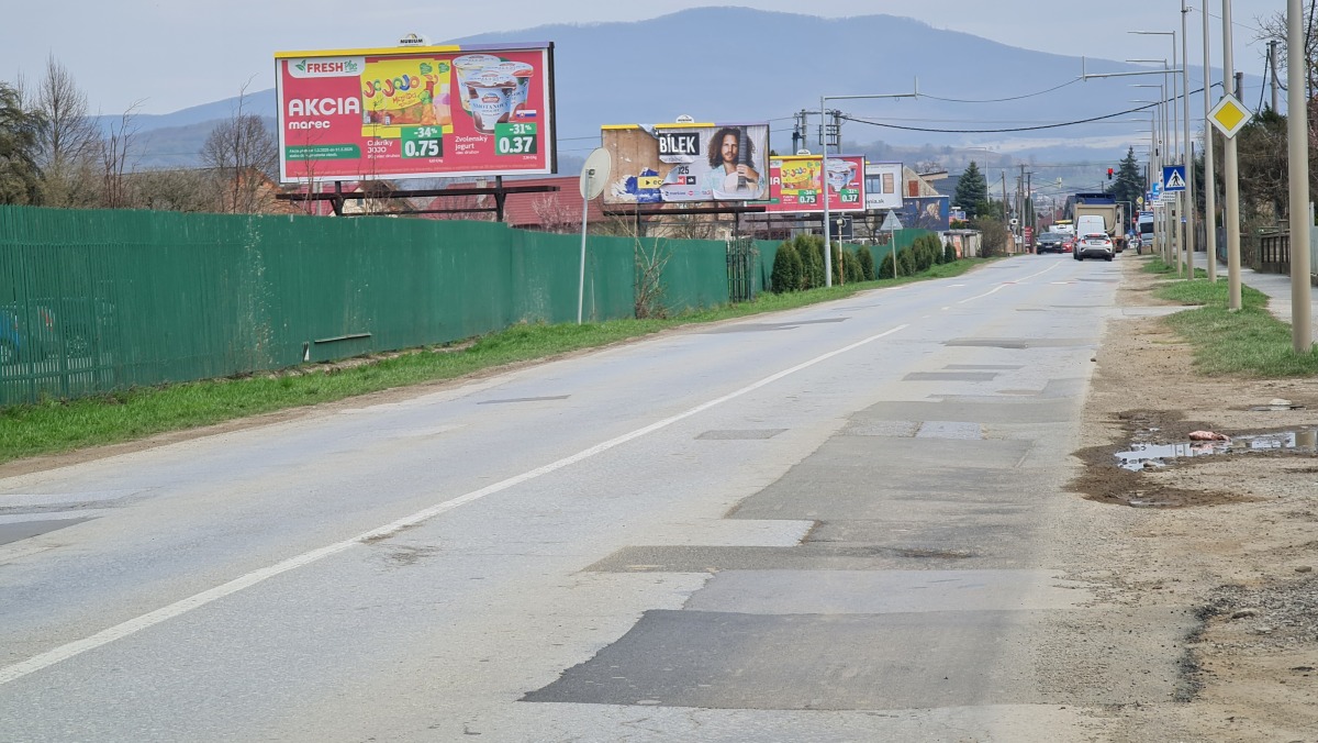 Asfaltovy povrch Ukrajinskej cesta v Krasnej je na mnohych miestach poplatany