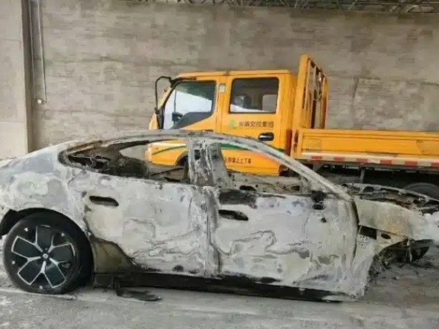 Xiaomi SU7 - incident Čína marec 2025