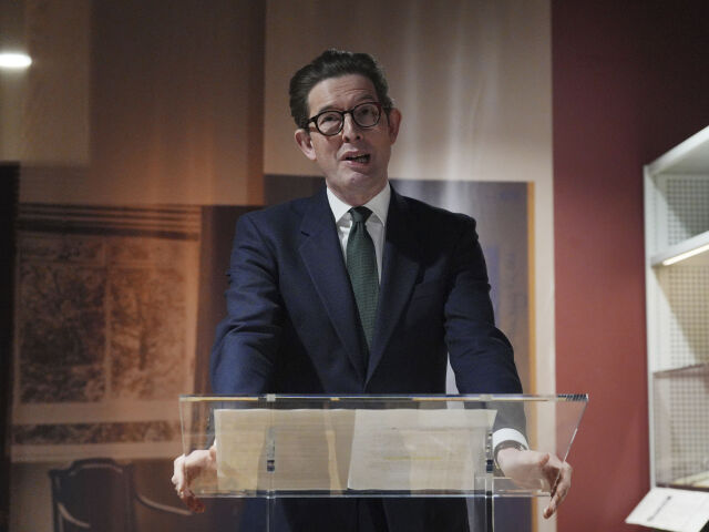 Generálny riaditeľ britskej kontrarozviedky MI5 Ken McCallum hovorí počas predpremiéry výstavy MI5: Oficiálne tajomstvá v britskom Národnom archíve v Londýne 1. apríla 2025. FOTO TASR/AP