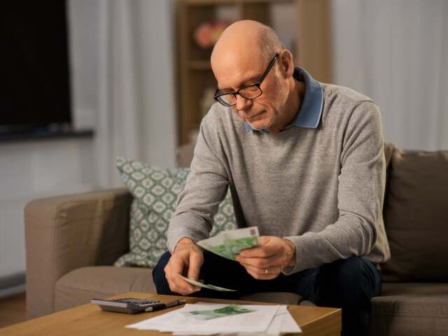 senior, peniaze, financie, dôchodok