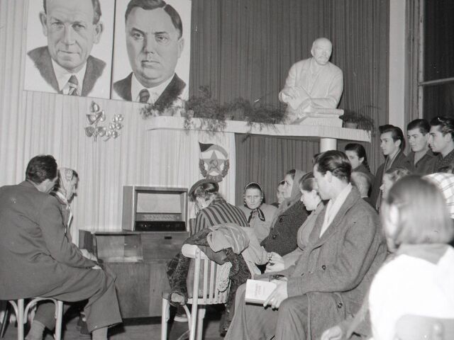 PracujÄ‚Ĺźci so zÄ‚Ë‡ujom vypoĂ„Ĺ¤uli rozhlasovÄ‚Ëť prejav prezidenta republiky AntonÄ‚Â­na ZÄ‚Ë‡potockÄ‚Â©ho