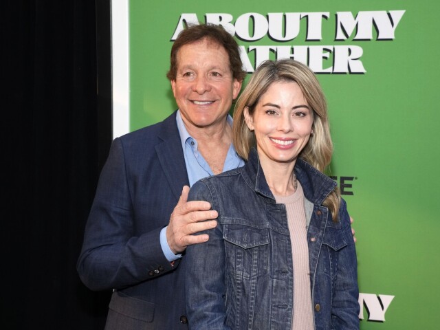 Steve Guttenberg a Emily Smith