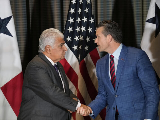Panamský prezident Jose Raul Mulino a americký minister obrany na cerémonii pri príležitosti podpísania dohody v Panama City 9. apríla 2025. (AP Photo/Matias Delacroix)