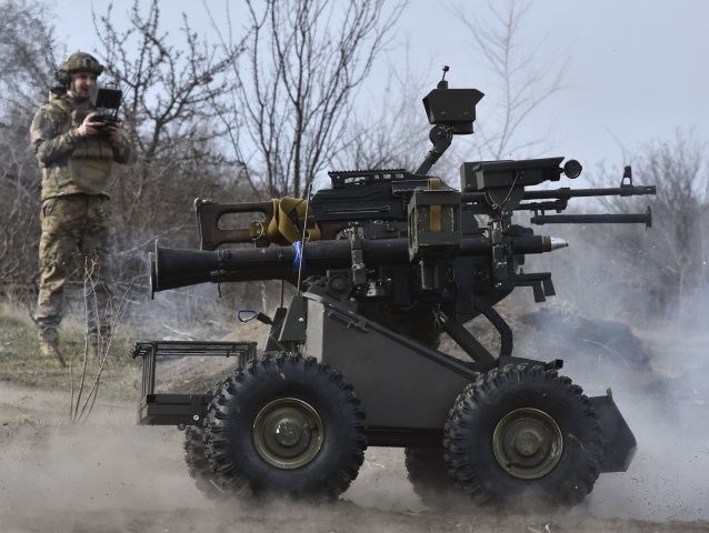 robot, vojna na Ukrajine, pozemný dron, vojaci