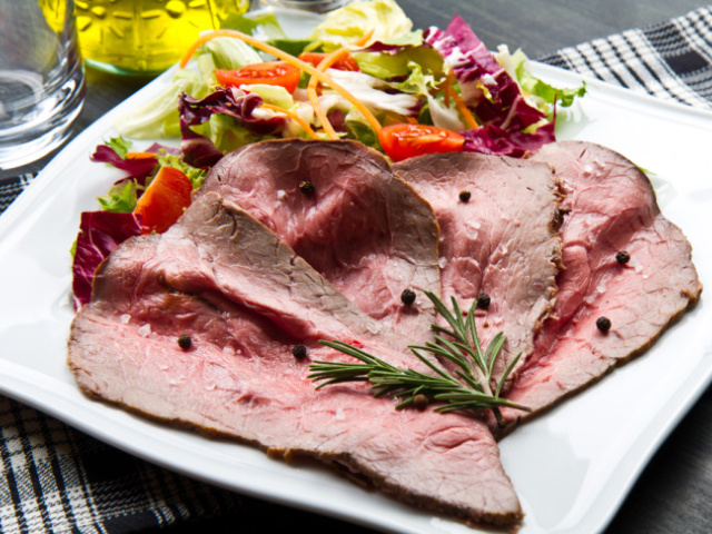 Mäso na sviatočný deň: Urobte roastbeef. Teplý bude skvelý na rodinný obed, večer na studenú misu pre hostí