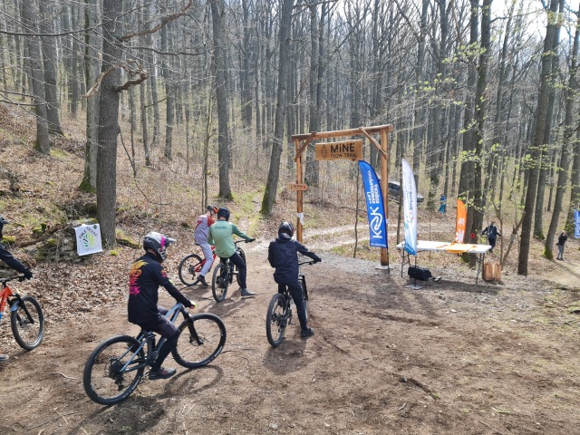 Cyklisti na starte trasy Mine Flow Trail