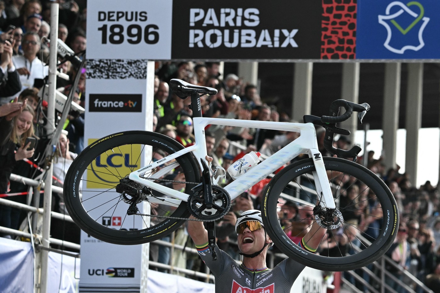 Mathieu van der Poel oslavuje triumf na Paríž - Roubaix 2025.