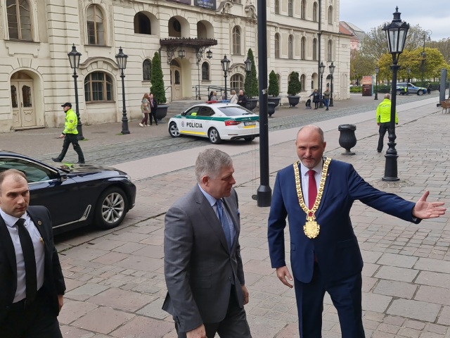 Primator Kosic Jaroslav Polacek vita pred radnicou premiera Roberta Fica
