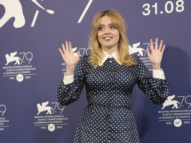 Herečka Aimee Lou Wood na zábere zo septembra 2022.
