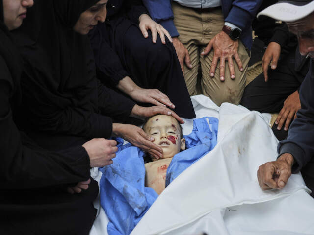 Palestínčania smútia nad telom 2-ročného chlapca, ​​zabitého pri nálete izraelskej armády.