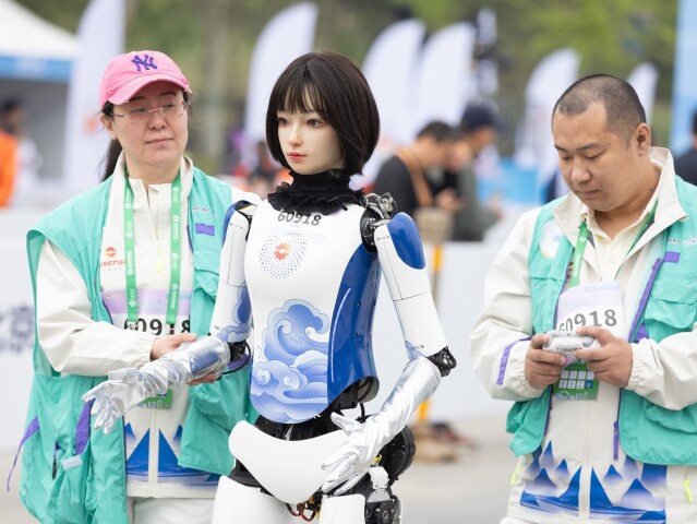 robot, čína, polmaratón