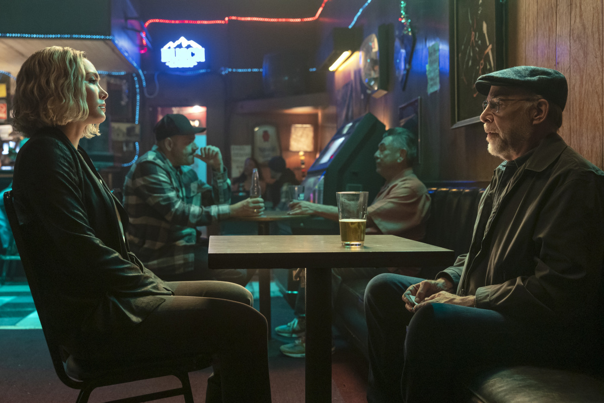 Anais (Daniella Pineda) a Ray King (J.K. Simmons)