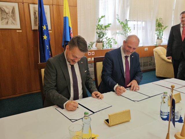 Samuel Migal a Jaroslav Polacek pri podpise memoranda
