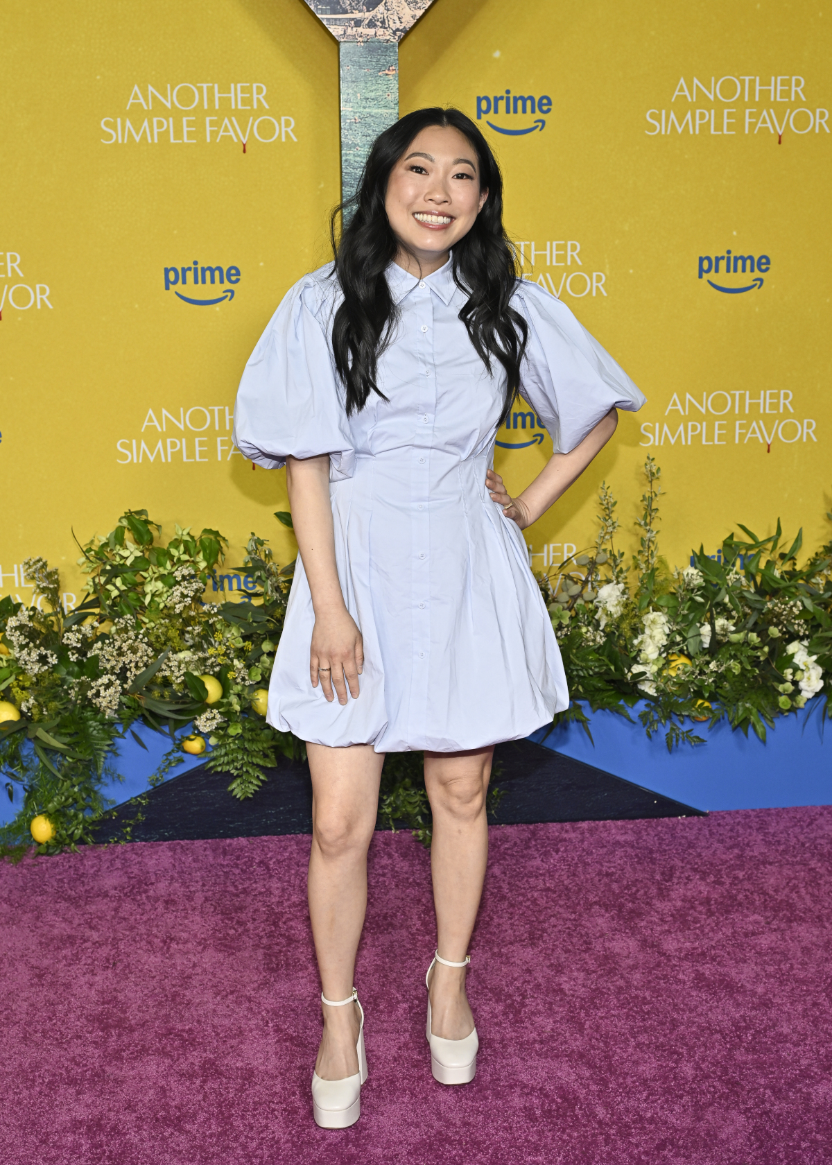 Herečka Awkwafina v šatách Simkhai. 