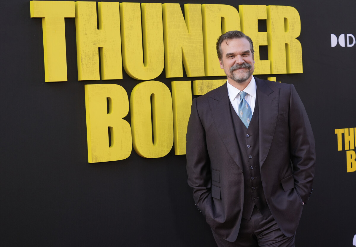Herec David Harbour.