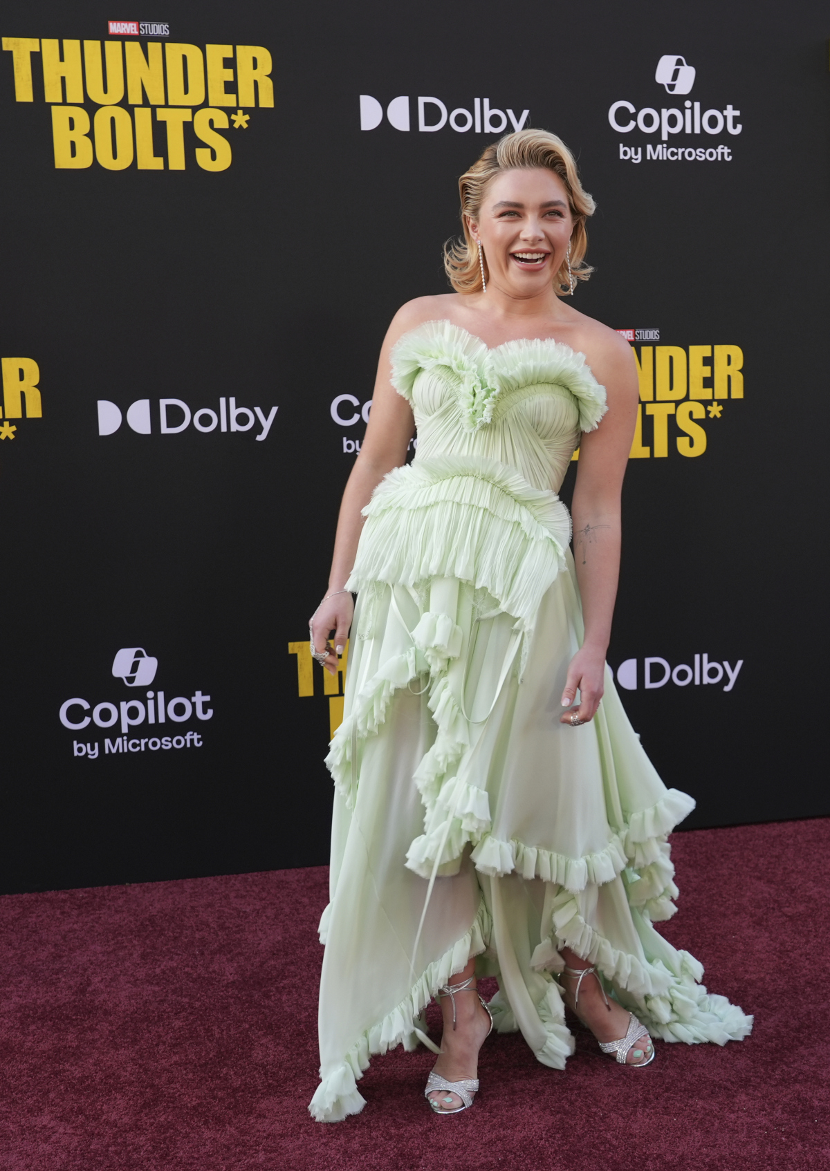 Herečka Florence Pugh v kreácii Alexander McQueen. 