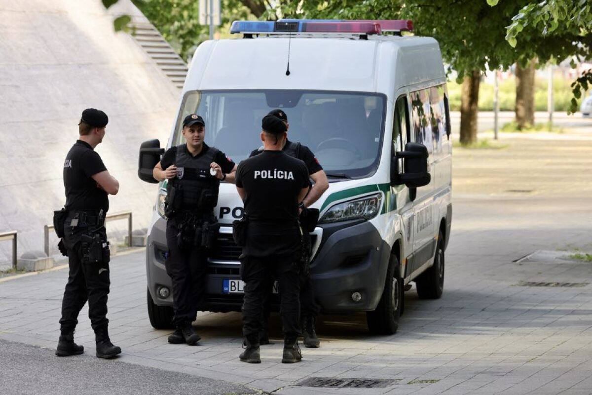 protest, otvorená kultúra, netrebko, polícia, policajné auto