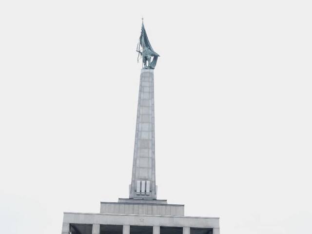 noční vlci, slavín