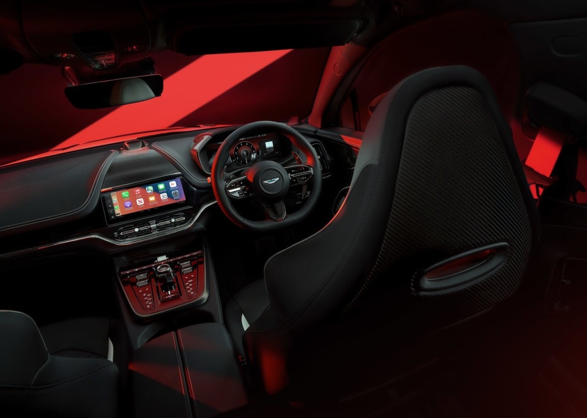 Aston Martin DBX S 10