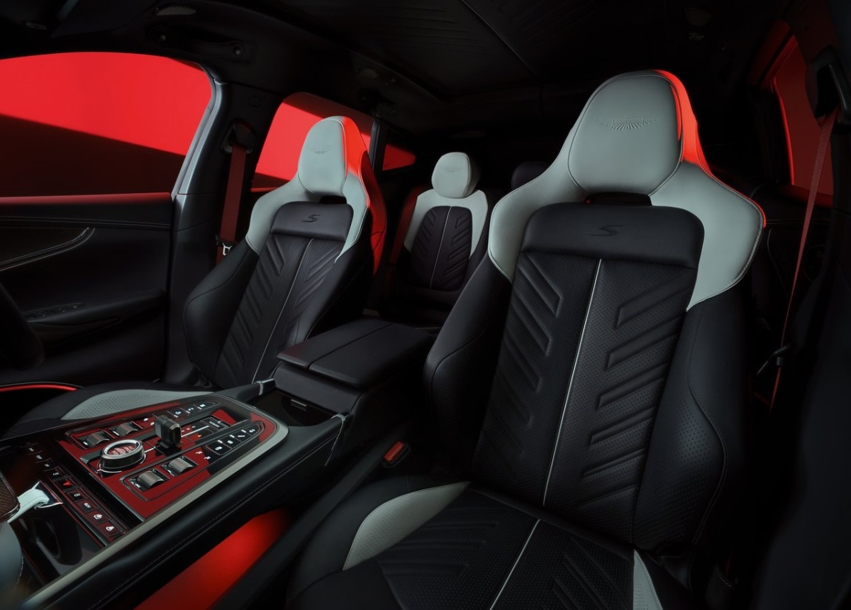 Aston Martin DBX S 11