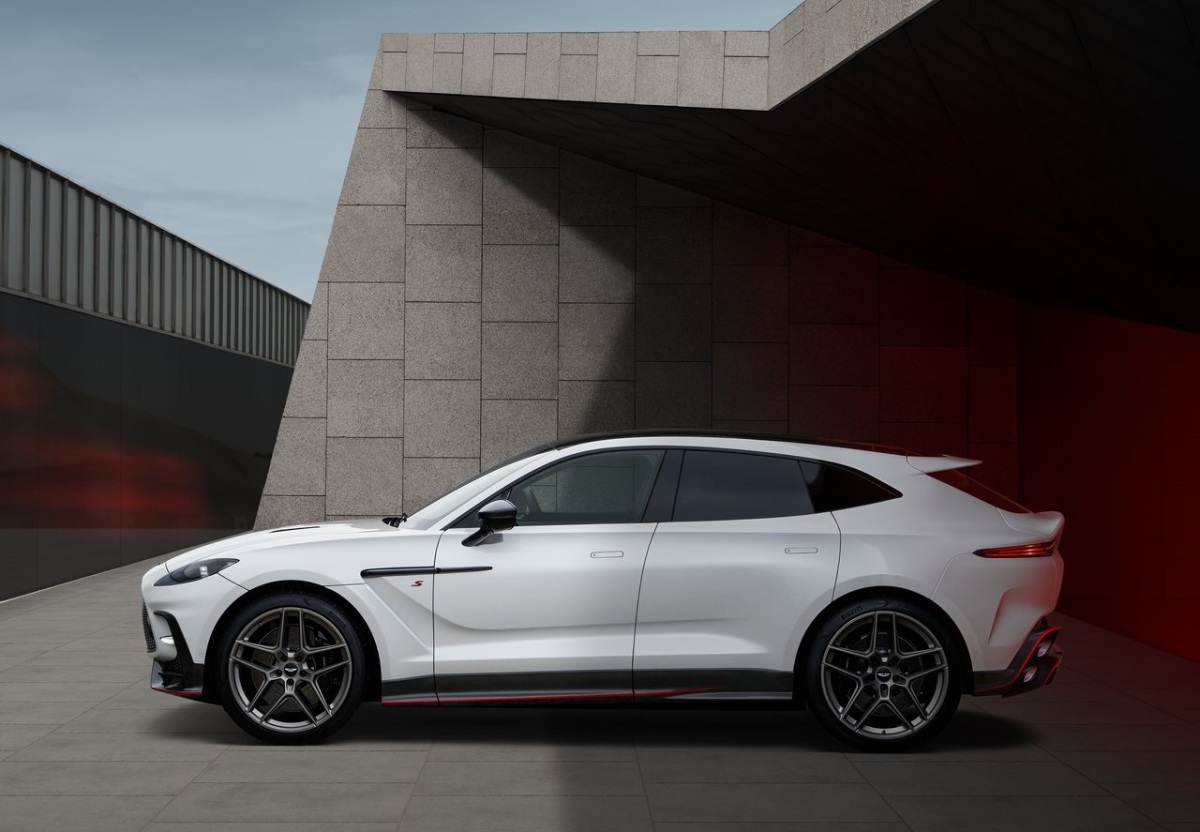Aston Martin DBX S 2